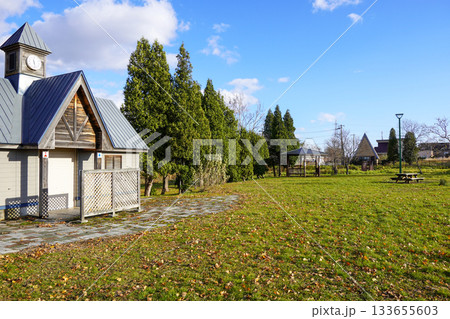 北村中央公園（ヘラブナ広場）公衆トイレ・秋 133655603