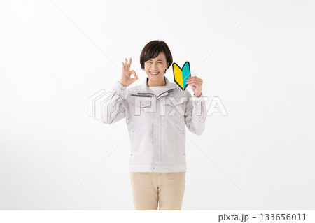 初心者マークを持つ女性 初心者マークを持つ女性 133656011