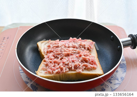 食パンにひき肉を塗りのせる 食パンにひき肉を塗りのせる 133656164