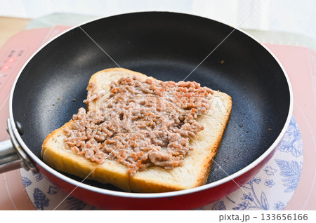 肉の面から焼く　 133656166