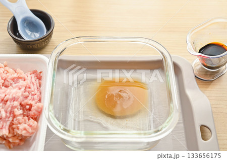 砂糖と酒を合わせる 133656175