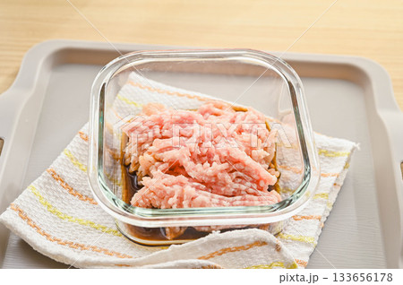 調味料に鶏ミンチを加える 調味料に鶏ミンチを加える 133656178