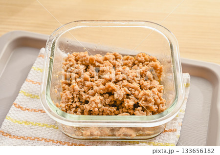 レンチンで作った鶏そぼろ　完成 133656182