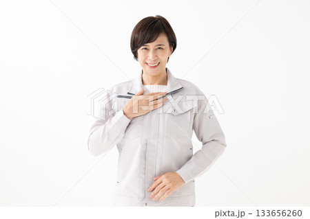 作業服を着たビジネスウーマン 作業服を着たビジネスウーマン 133656260