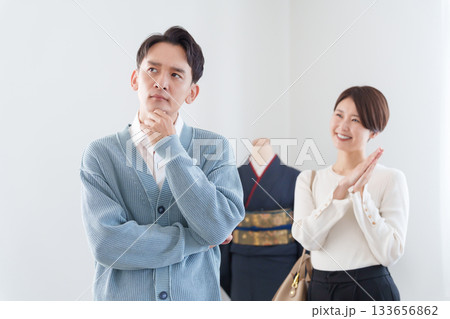 着物をおねだりして浪費する妻と困る夫 着物をおねだりして浪費する妻と困る夫 133656862