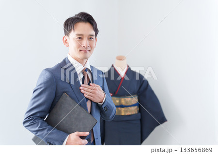 着物を売る男性販売員 着物を売る男性販売員 133656869