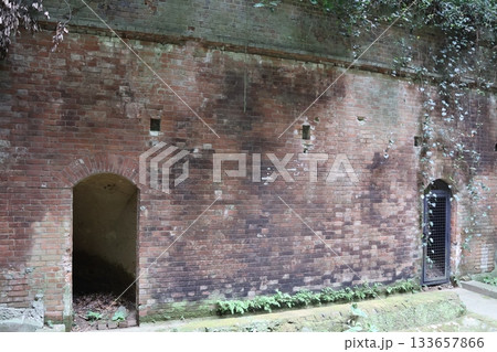 横須賀沖に浮かぶ無人島・猿島に遺る旧日本軍の要塞跡 横須賀沖に浮かぶ無人島・猿島に遺る旧日本軍の要塞跡 133657866