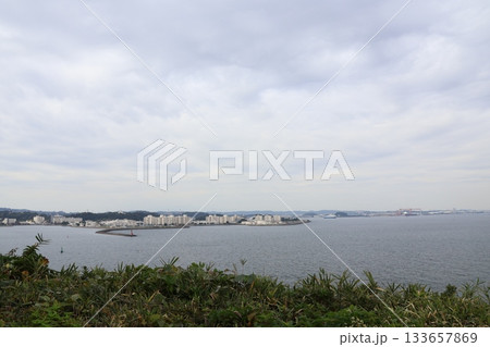 横須賀沖に浮かぶ無人島・猿島から横須賀市街を望む 横須賀沖に浮かぶ無人島・猿島から横須賀市街を望む 133657869