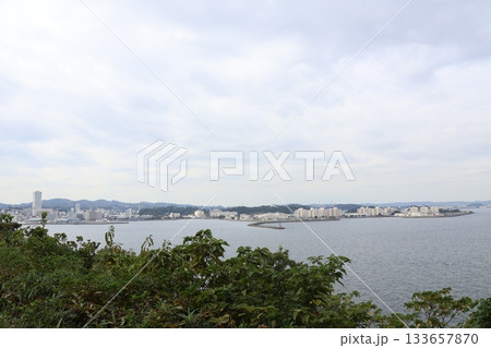 横須賀沖に浮かぶ無人島・猿島から横須賀市街を望む 横須賀沖に浮かぶ無人島・猿島から横須賀市街を望む 133657870