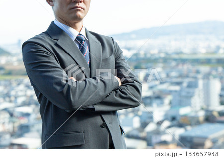 都市風景とスーツを着たミドル男性ビジネスマン 133657938