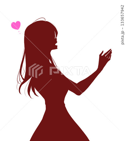 笑顔で手を伸ばす女性 夏 恋愛 横側 シルエット 笑顔で手を伸ばす女性 夏 恋愛 横側 シルエット 133657942