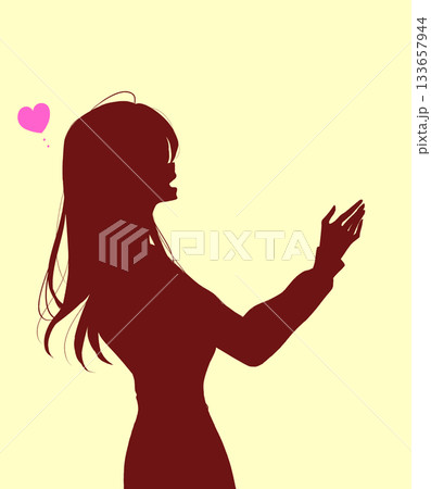 笑顔で手を伸ばす女性　冬　恋愛　横側　シルエット 133657944