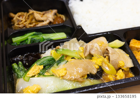 おいしい豚肉の卵炒め中華弁当 おいしい豚肉の卵炒め中華弁当 133658195