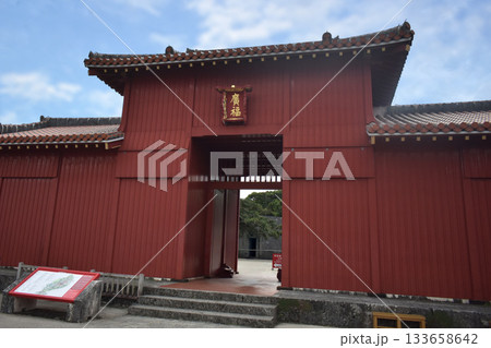 沖縄・首里城の歴史と美を伝える伝統建築写真素材 133658642
