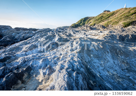 三浦市三崎町の荒々しい岩礁地形と冬の青空が広がる海岸風景 133659062