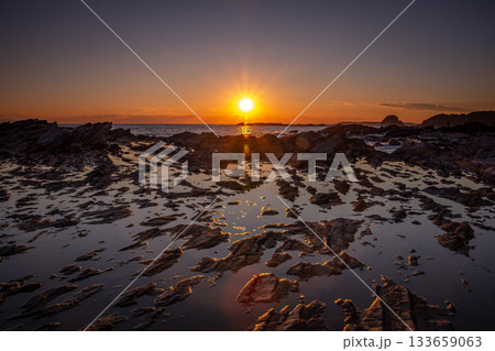 三浦市三崎町・高磯の岩礁に沈む夕日と潮だまりの美しい風景 三浦市三崎町・高磯の岩礁に沈む夕日と潮だまりの美しい風景 133659063