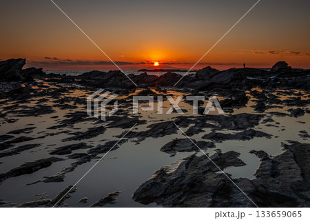 三浦市三崎町・高磯の岩礁に映る夕日と静かな潮だまりの絶景 三浦市三崎町・高磯の岩礁に映る夕日と静かな潮だまりの絶景 133659065