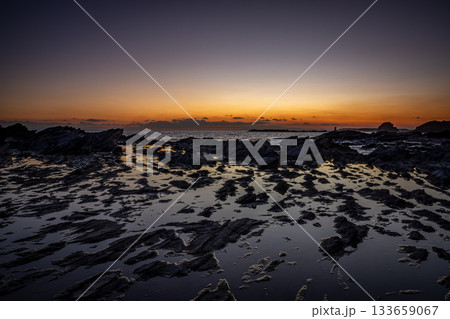 三浦市三崎町・高磯の岩礁に映る夕暮れの幻想的なアフターグロウ 三浦市三崎町・高磯の岩礁に映る夕暮れの幻想的なアフターグロウ 133659067