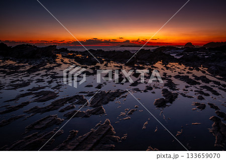 三浦市三崎町・高磯の岩礁に広がる夕焼け空と潮だまりの幻想的な風景 133659070