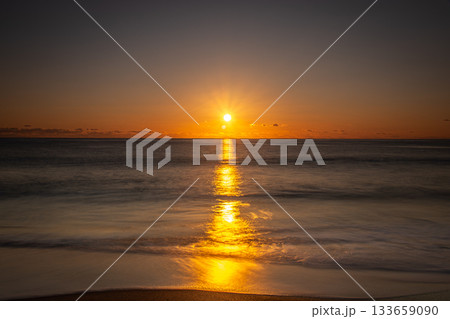 河原子海岸に昇る朝日と黄金色に輝く冬の海（茨城県） 133659090