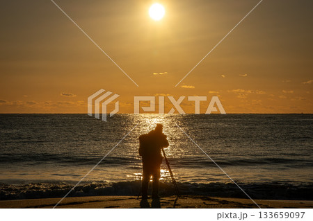 朝日を撮影するカメラマンと輝く海原の河原子海岸風景(茨城県) 朝日を撮影するカメラマンと輝く海原の河原子海岸風景(茨城県) 133659097