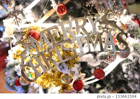 キラキラしたクリスマスツリー 133661504
