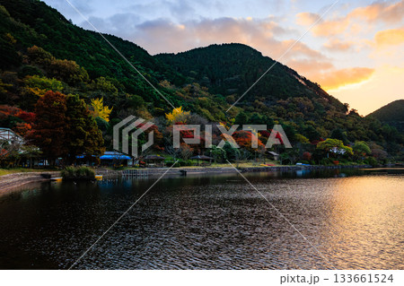 藺牟田池の紅葉と夕暮れの湖畔　秋の静かな風景 133661524
