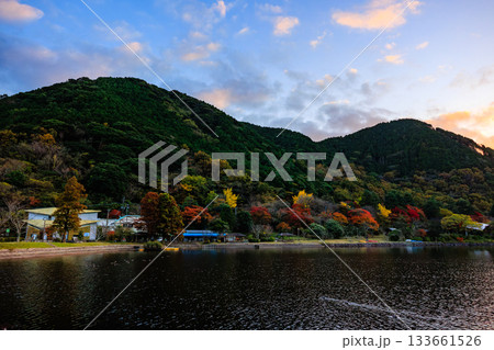 藺牟田池の紅葉と夕暮れの湖畔　秋の静かな風景 133661526
