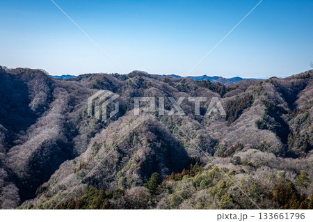 冬枯れの竜神峡に広がる山々の静かな絶景（茨城県常陸太田市） 133661796