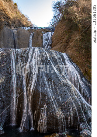 冬の袋田の滝・岩肌を滑り落ちる白い水流が描く美しい模様 133661805