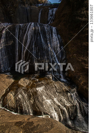 冬の袋田の滝・岩肌を彩る水の流線が美しい名瀑の迫力 133661807