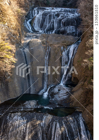 冬の袋田の滝を望む四段の流れが織りなす壮麗な絶景 133661810