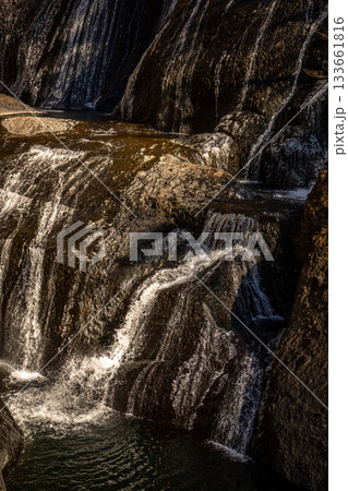 袋田の滝を迫力ある縦構図で捉えた冬の水流風景（茨城県大子町） 133661816