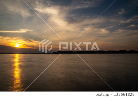 茨城県涸沼湖に沈む夕日と湖面に映る美しい光景 茨城県涸沼湖に沈む夕日と湖面に映る美しい光景 133661829