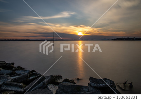 涸沼湖に沈む夕日と静かな湖面の長時間露光風景 133661831