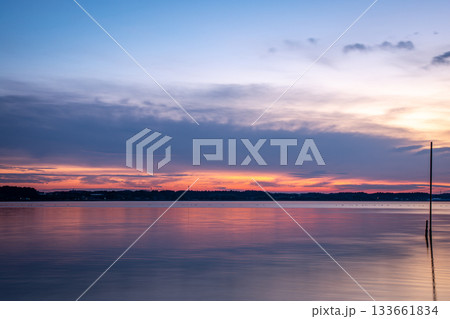 涸沼湖に映る美しい夕焼け空と静かな湖面（茨城県鉾田市） 133661834