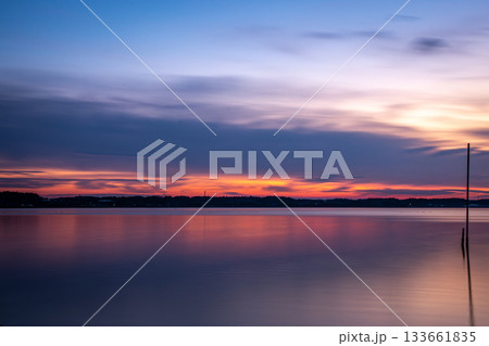 涸沼湖に映る夕焼けと静かな湖面のグラデーション 133661835