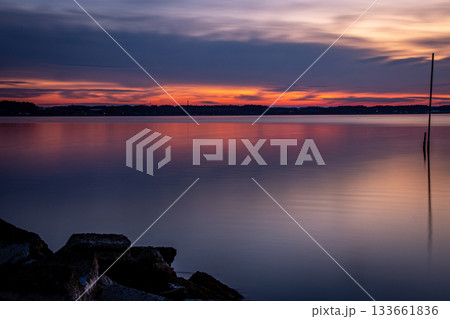 涸沼湖に映る夕焼けの彩りと静かな湖面の風景（茨城県鉾田市） 133661836