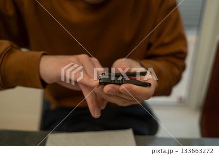 爪を切り身だしなみを整える男性 爪を切り身だしなみを整える男性 133663272