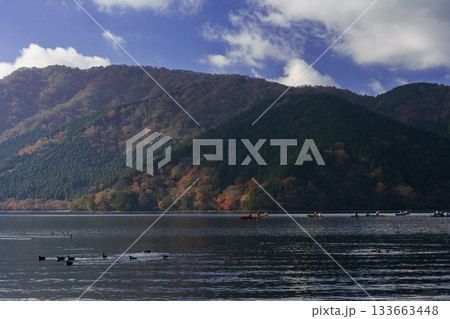 紅葉の芦ノ湖、湖尻から見た湖 紅葉の芦ノ湖、湖尻から見た湖 133663448