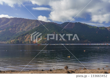 紅葉の芦ノ湖、湖尻から見た湖 紅葉の芦ノ湖、湖尻から見た湖 133663452