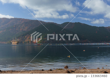 紅葉の芦ノ湖、湖尻から見た湖 133663460