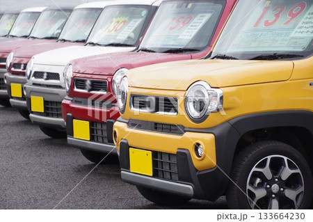 中古車イメージ 販売店に並ぶ軽自動車 中古車イメージ 販売店に並ぶ軽自動車 133664230