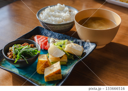 納豆やだし巻き卵、かぶの炒め物、明太子を添えた和風の朝食 納豆やだし巻き卵、かぶの炒め物、明太子を添えた和風の朝食 133666516