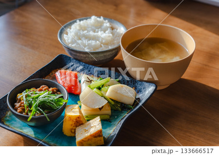 納豆やだし巻き卵、かぶの炒め物、明太子を添えた和風の朝食 133666517