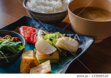 納豆やだし巻き卵、かぶの炒め物、明太子を添えた和風の朝食 133666520