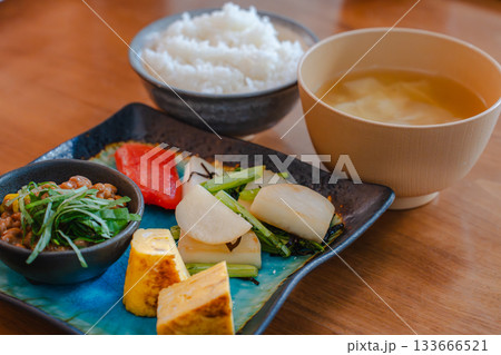 納豆やだし巻き卵、かぶの炒め物、明太子を添えた和風の朝食 納豆やだし巻き卵、かぶの炒め物、明太子を添えた和風の朝食 133666521