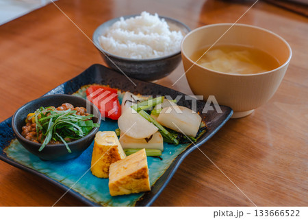 納豆やだし巻き卵、かぶの炒め物、明太子を添えた和風の朝食 納豆やだし巻き卵、かぶの炒め物、明太子を添えた和風の朝食 133666522