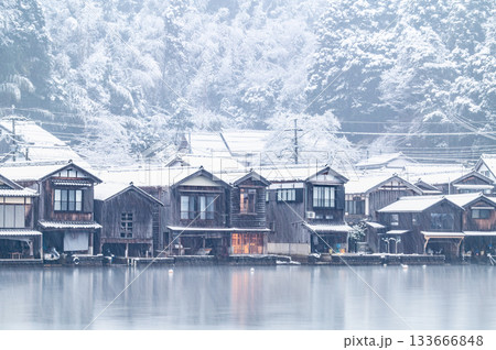 京都 雪の降る伊根の舟屋 133666848