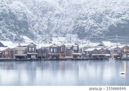京都 雪の降る伊根の舟屋 京都 雪の降る伊根の舟屋 133666849